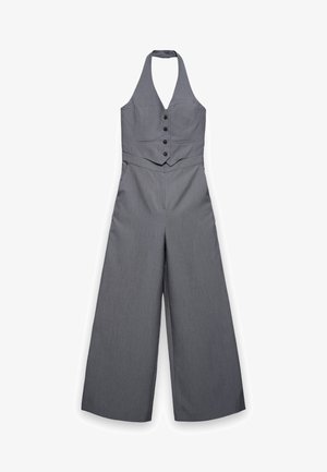 Tuta grigia senza maniche con collo ad anello, pantaloni ampi, parte superiore a gilet con bottoni e vita sagomata.