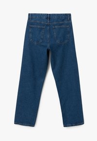Jeans de mezclilla azul con un diseño de pierna recta, que cuentan con bolsillos traseros y una cinturilla. La tela tiene una textura suave y detalles de costura mínimos.
