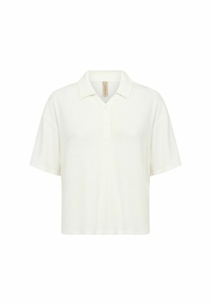 Tricou polo alb cu mâneci scurte, guler și fanta cu trei nasturi, design simplu, centrat pe un fundal alb.