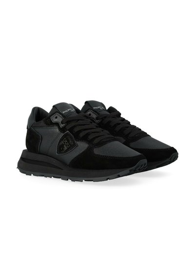 Sneaker sportive nere caratterizzate da un mix di texture, tra cui suede e mesh, un collo imbottito, lacci neri piatti e una suola in gomma.