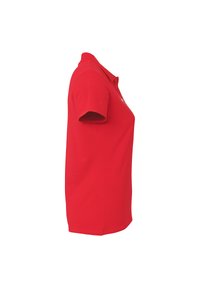Rød kortærmet polo t-shirt set fra siden med krave og knaplukning på en hvid baggrund.