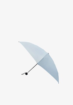 Jasnoniebieska składana parasolka otwarta z czarnym uchwytem i paskiem na nadgarstek na białym tle.