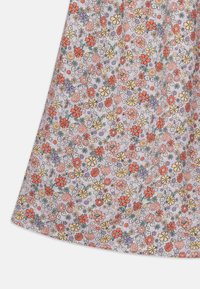 Stoff mit floralem Muster in zartem Lavendel. Das Design zeigt kleine, mehrfarbige Blumen in Rot, Rosa, Gelb und Lila auf einer weichen, strukturierten Oberfläche.