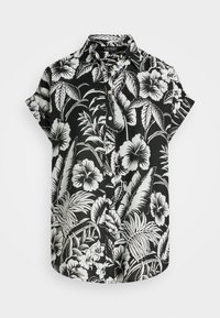 Kortärmad knäppskjorta i svart med vita blommor och bladmönster. Tillverkad av lättviktsmaterial, har en klassisk krage och rundad nederkant.