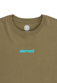 Camiseta de algodón verde oliva con cuello redondo. Presenta un bordado del logo azul "element" en el pecho y una impresión de logo circular en el interior.