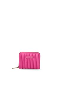 Portafoglio rosa a coste realizzato in materiale morbido con una cerniera dorata e un'etichetta di marca. Il design presenta scanalature verticali sulla sua superficie.