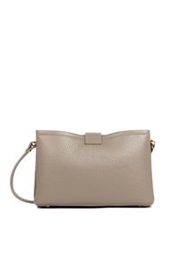 Sac à main en cuir gris clair, présentant une texture lisse, un design minimaliste, une fermeture à rabat et une bandoulière amovible.