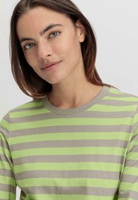 hessnatur Langarmshirt - sand