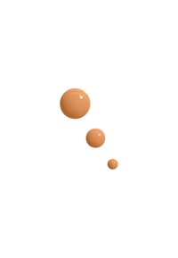 Tre gocce di un liquido di tonalità pesca media, di dimensioni variabili da grande a piccola, con superfici lisce e lucide su uno sfondo bianco.
