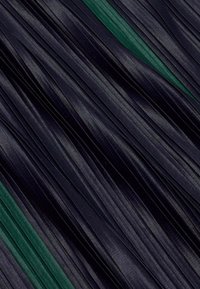 Tela plisada en un profundo azul marino con una raya verde vertical, que presenta una textura suave y un brillo sutil. Las franjas varían en ancho, creando profundidad.