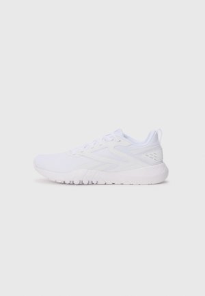 Scarpe da ginnastica bianche con tomaia in mesh traspirante, pannelli testurizzati e suola in gomma con un motivo a zigzag.