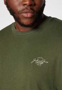 Jack & Jones JJFERRIS TEE CREW NECK 7 PACK - T-shirt med print - black/navy/white/black/kombugreen