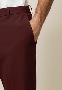 Next MOTIONFLEX - Pantalon - brick red