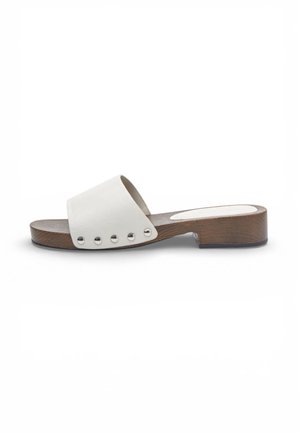 Sandaletto con tacco basso, con una larga fascia bianca, borchie metalliche lungo il bordo e suola e tacco con texture effetto legno.