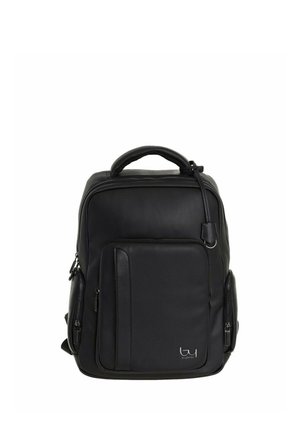 Zaino rettangolare nero con maniglia superiore, tasca frontale con zip, scomparti laterali con zip e piccolo logo nell'angolo in basso a destra.