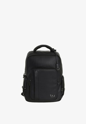 Zaino rettangolare nero con maniglia superiore, tasca frontale con zip, scomparti laterali con zip e piccolo logo nell'angolo in basso a destra.