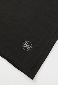 Buff halsrør i sort, lavet af blødt stof. Har en glat tekstur med et rundet logo i grå nær kanten og en syet kant.