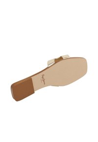 Zlatne metalne sandale s ravnim potplatom, s teksturiranom bež bazom i blago podignutim smeškim petom. Elegantna izrada s minimalnim detaljima.
