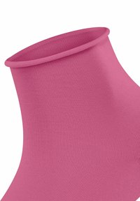 Dopasowany sweter z wysokim kołnierzem o prążkowanej teksturze, wykonany z elastycznego różowego materiału; gładki, bezszwowy design z podwiniętym brzegiem przy dekolcie.