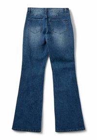 Tamno plave traperice s laganim krojem, sa pet džepova i kontrastnim šavovima na stražnjim džepovima. Čist rub.