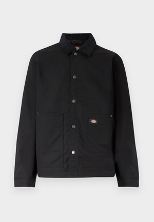 Μαύρο μπουφάν με κουμπιά και γιακά, δύο μπροστινές τσέπες και μικρό ορθογώνιο λογότυπο στην δεξιά τσέπη.