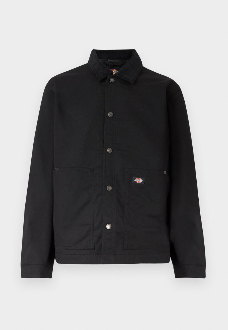 Giacca nera con bottoni e colletto, due tasche frontali e una piccola toppa rettangolare con logo sulla tasca destra.