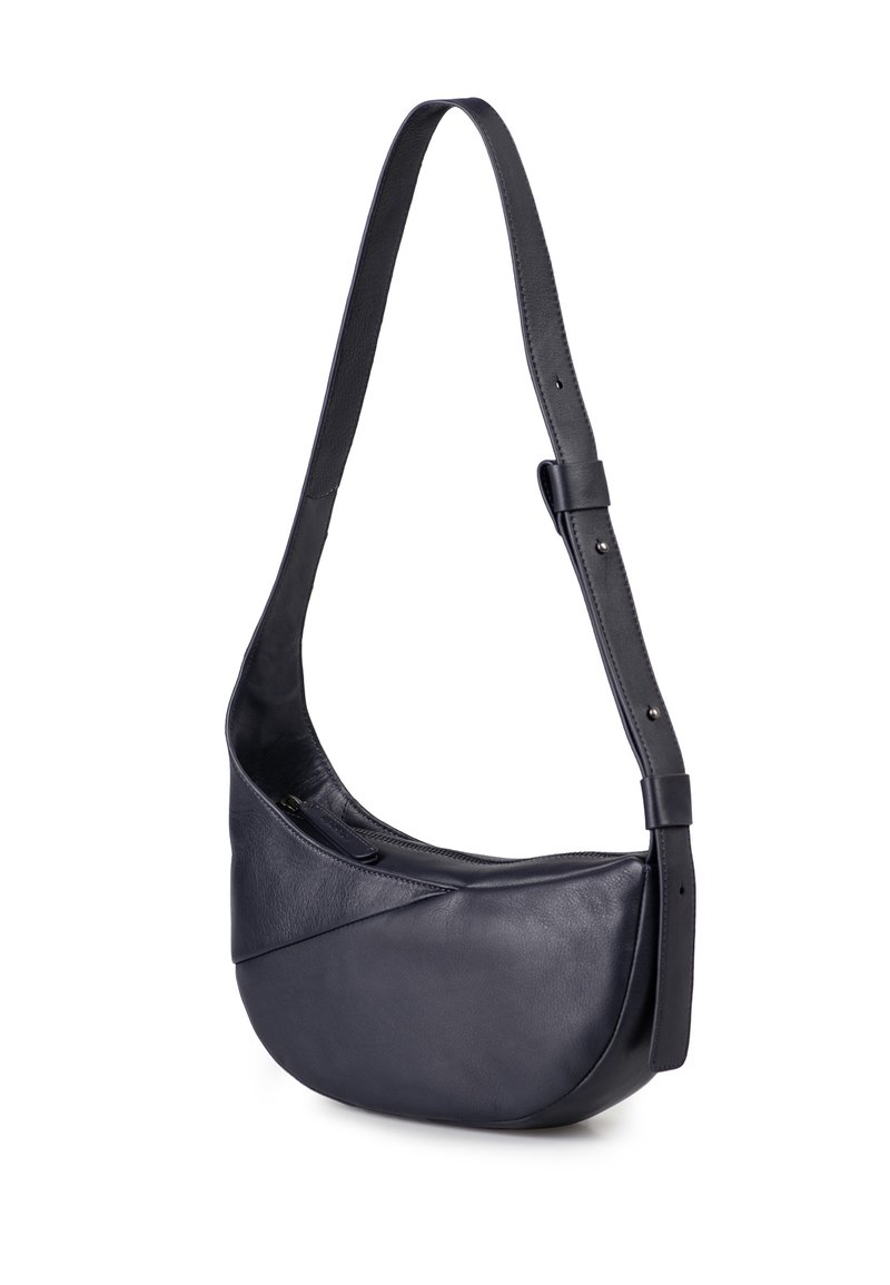 Marineblaue Leder-Umhängetasche mit geschwungener Form, flachem Boden und verstellbarem Tragegurt. Verfügt über ein Reißverschlussfach und eine glatte Textur.