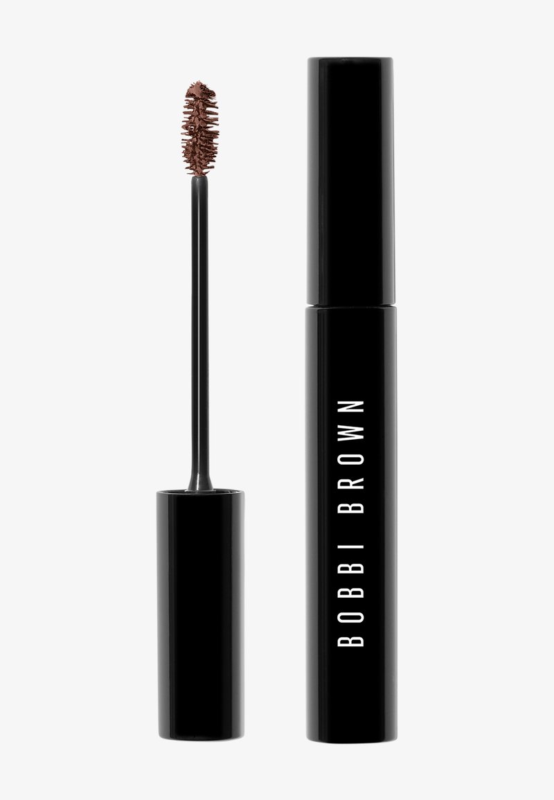 Bruine mascara in een zwarte cilindervormige tube, met een gebogen borstel met korte haartjes voor applicatie. "BOBBI BROWN" is in wit gedrukt.
