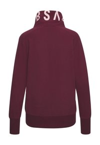 Bordeauxroter Pullover mit hohem Kragen, langen Ärmeln und gerippten Bündchen. Verfügt über ein kontrastierendes Logo-Muster am Kragen. Weiche Textur.