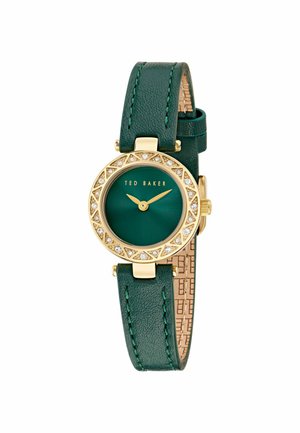 Groene leren horloge met een gouden kast, een ronde wijzerplaat met een groene achtergrond en kristalaccenten rondom de bezel. Merk: Ted Baker.