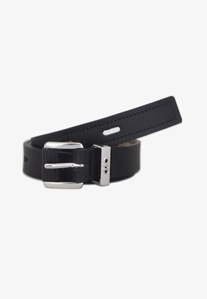 Czarny skórzany pasek z prostokątną srebrną klamrą oraz znakowanym metalowym uchwytem, ze stworzonymi brzegami i wyciętym otworem do zapinania.