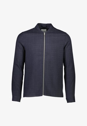 Tummansininen takki ruutukuviolla, jossa on korkea kaulus, täysipitkä vetoketju ja pitkät hihat, valmistettu teksturoidusta kankaasta.