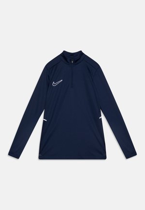 Haut de sport à manches longues bleu marine avec col zippé, logo blanc sur la poitrine et accents sur les panneaux latéraux. Fabriqué en tissu léger et respirant.