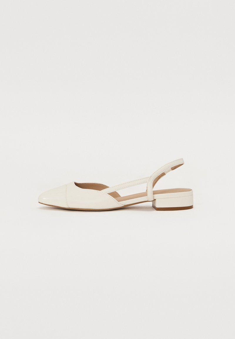 Kirkasta läikivad valged patend nahast slingback kingad terava ninaga ja madala plokknikaga, milles on külgedel lõikeavad.