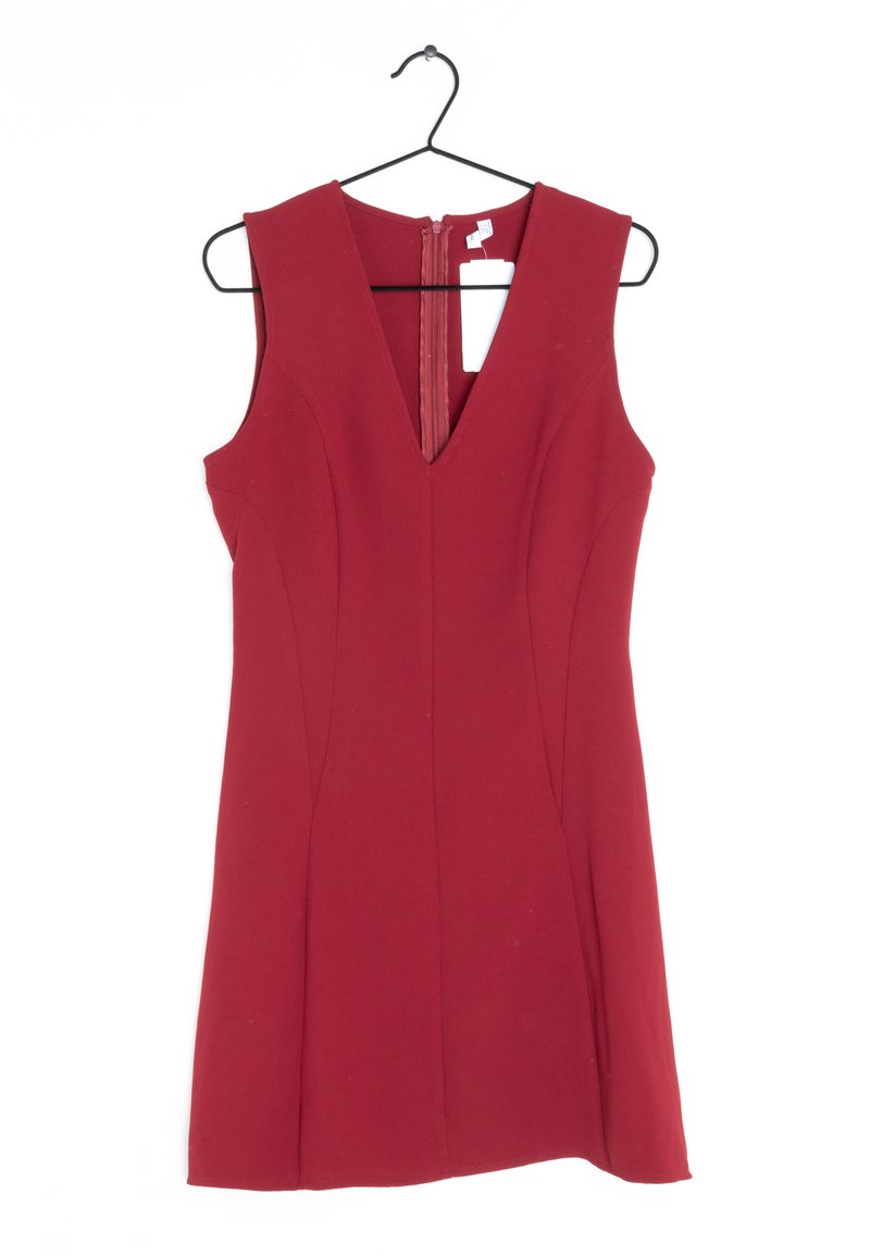 Robe sans manches rouge avec un décolleté en V profond, corsage ajusté, coutures subtiles et une fermeture éclair visible à l'arrière. Texture lisse.