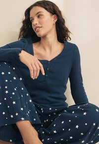 Next REGULAR FIT - POINTELLE LONG SLEEVE - Pidžamas komplekts - navy star