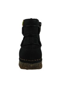 Černá kožená kotníková bota s texturovanou gumovou podrážkou, zdobená šitými detaily a nastavitelnými přezkami na zadní straně pro bezpečné nošení.