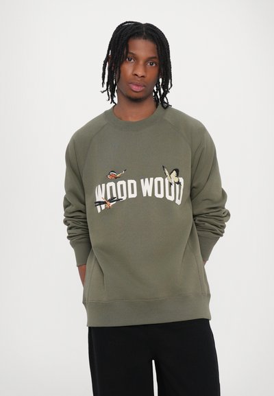 Ol�ívovo zelená mikina s vyšitými motýľmi a textom "WOOD WOOD". Má pružné manžety a okrúhly výstrih. Jednoduchý, moderný dizajn.