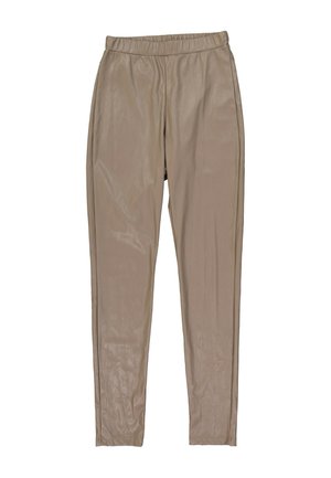 Beige smalle broek van imitatieleren met elastische tailleband en zonder zichtbare zakken, plat liggend op witte achtergrond.