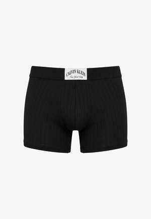 Sorte ribstrikkede Calvin Klein herre boxerbriefs med hvid logo-patch på linningen med teksten "Calvin Klein New York City."