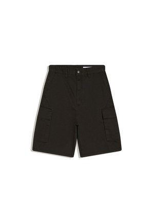 Sorte cargo-shorts til knæene med sidelommer med klap, bæltestropper og forreste knaplukning, lagt fladt på hvid baggrund.