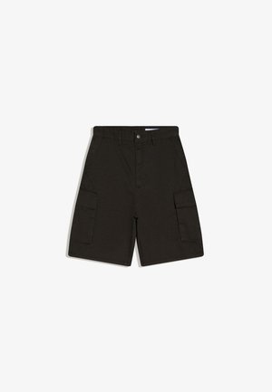 Čierne cargo šortky dĺžky po kolená s bočnými patkami na vrecká, pútkami na opasok a zapínaním na gombíky vpredu, položené na bielom pozadí.