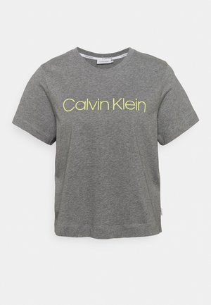 Graues Baumwoll-T-Shirt mit kurzen Ärmeln, mit einem runden Ausschnitt und gelbem "Calvin Klein"-Text auf der Brust. Einfacher, legerer Schnitt.