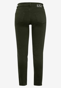 Vaqueros skinny verde oliva con una textura suave, que presentan dos bolsillos traseros y un logotipo decorativo en la cintura.