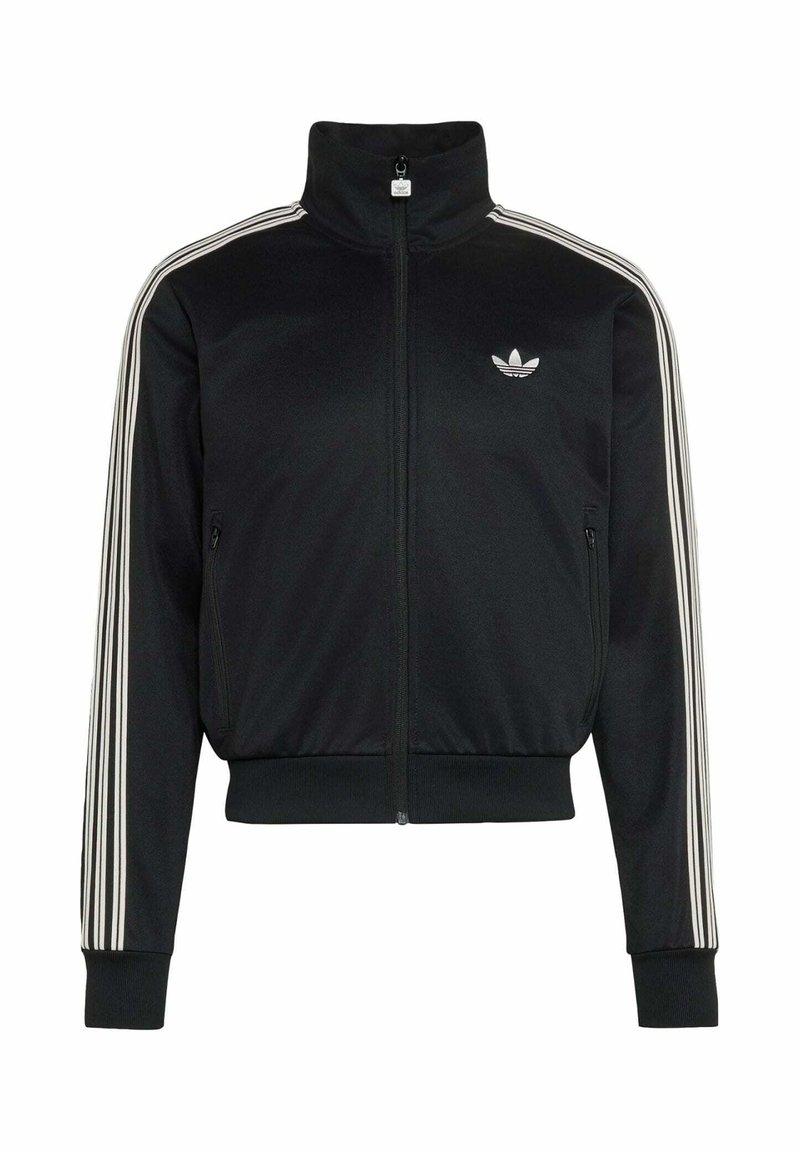 Schwarze Adidas Jacke mit Reißverschluss, weißen drei Streifen an den Ärmeln und dem Adidas-Trefoil-Logo auf der linken Brust.