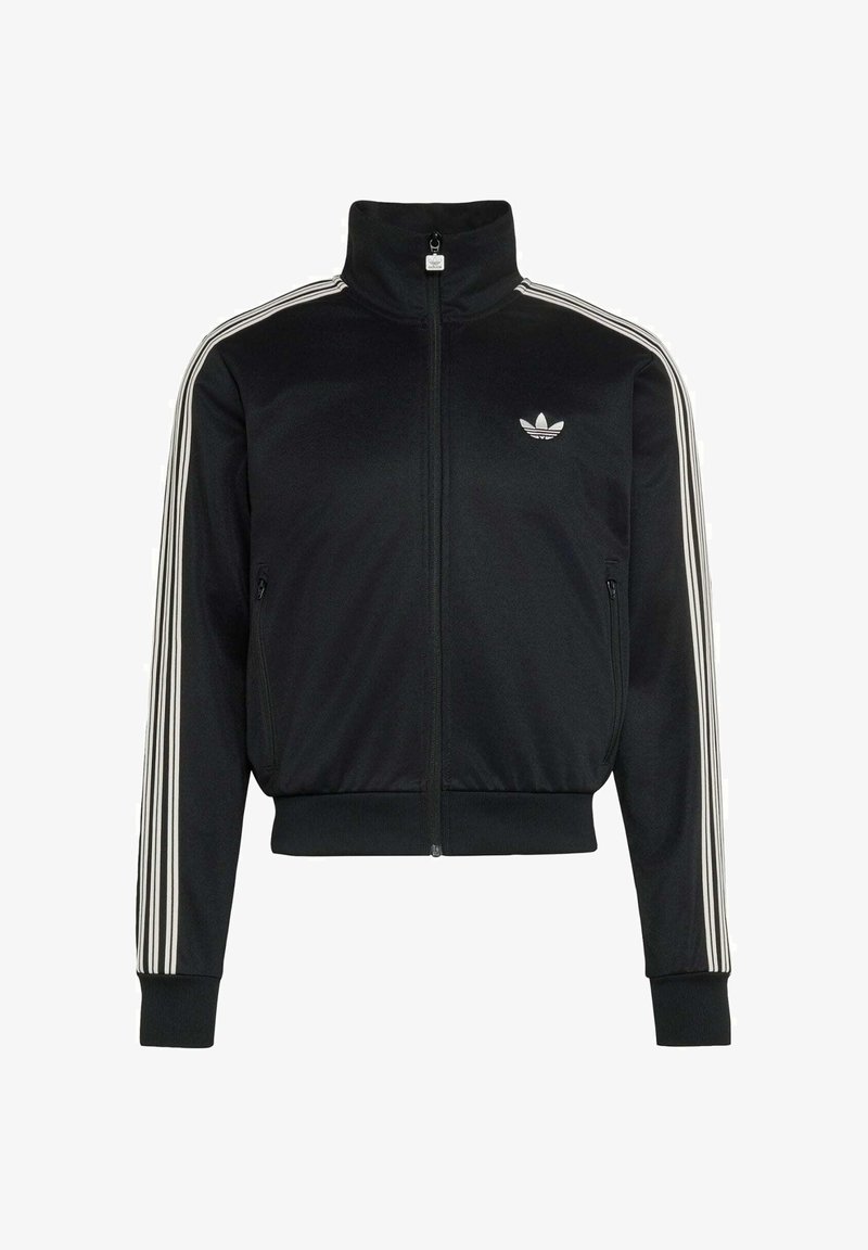 Schwarze Adidas Jacke mit Reißverschluss, weißen drei Streifen an den Ärmeln und dem Adidas-Trefoil-Logo auf der linken Brust.