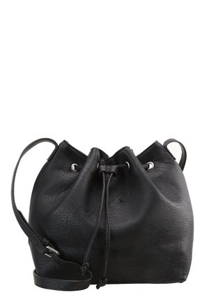 Czarna skórzana torba typu bucket z regulowanym paskiem na ramię i zamknięciem na ściągacz, pokazana na białym tle.