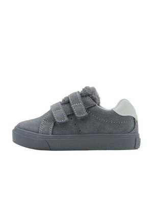 Baskets en suède gris avec bandes Velcro, bout rond, tige texturée et semelle en caoutchouc. Accents gris clair près du talon et détails de couture.