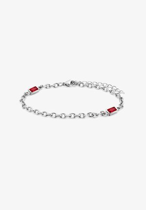 Silbernes Kettenarmband mit zwei rechteckigen roten Edelsteinen auf gegenüberliegenden Seiten und einem Karabinerverschluss.