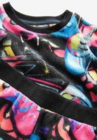 Fleece-Sweatshirt mit schwarzem Grundton und mehrfarbigen abstrakten Mustern, Rundhalsausschnitt und schwarzen Rippabschlüssen an den Ärmelenden und am Saum.